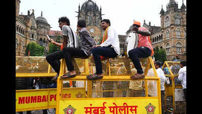 Maharashtra cabinet sub-committe meets CM Fadnavis and advocate general; minister Vikhe Patil asks Mumbai to cooperate with Maratha quota agitators