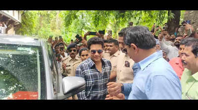 Tendulkar visits Maheshwar, fans gather to take glimpse of him