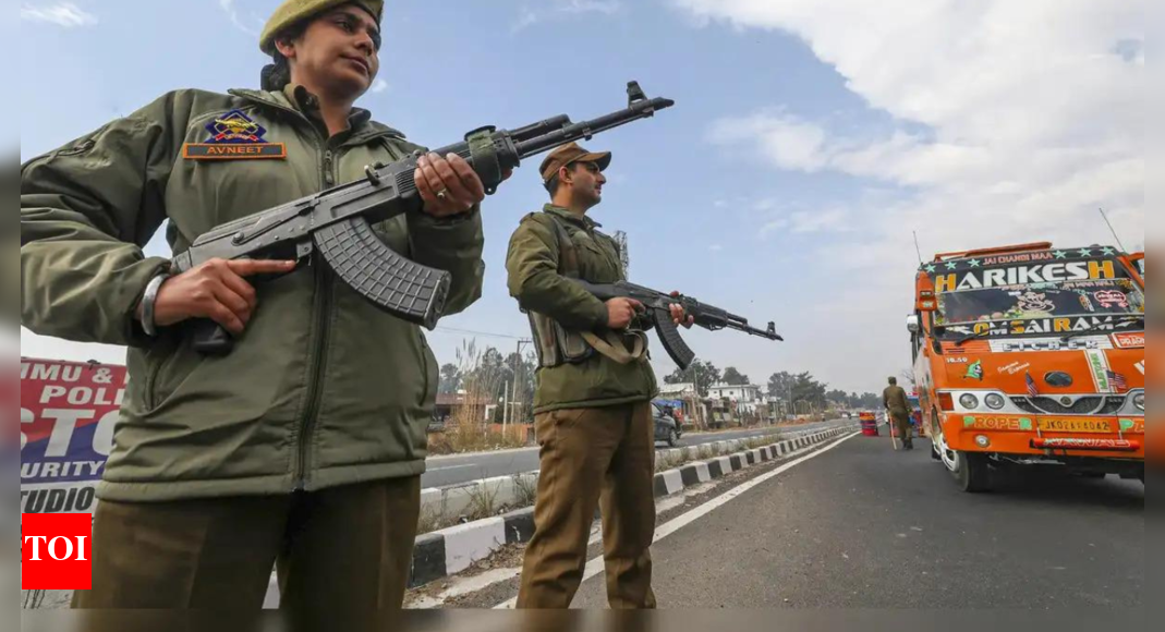 Two terror suspects held with AK-47 rifles in Poonch Two terror suspects held with AK-47 rifles in Poonch