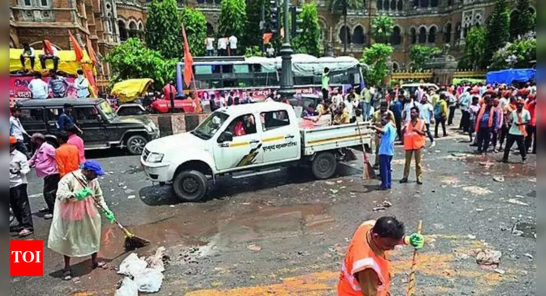 Mumbai gridlock: Protesters camp, cook, urinate on streets; BMC scales up services