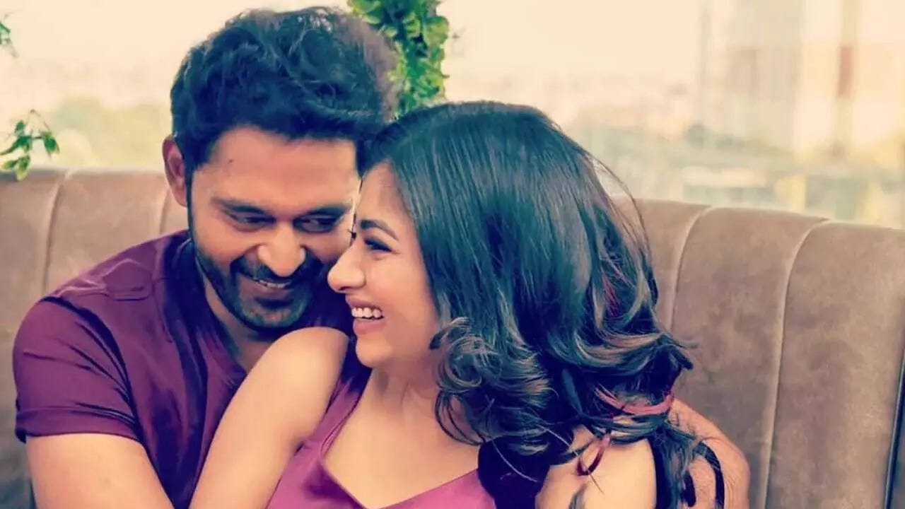 Bigg Boss Tamil 7 winner Archana Ravichandran gets engaged to long-time BFF Arun  Prasanth - The Times of India