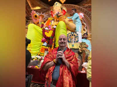  Anupam Kher attends Ganpati darshan at Lalbaugcha Raja without VIP access