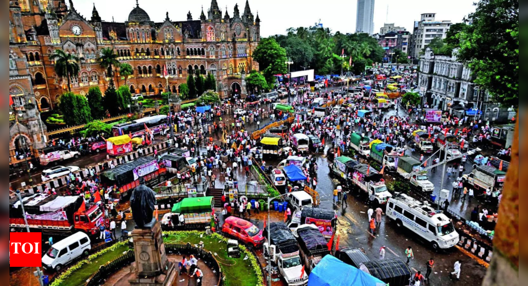 Clean Mumbai, free occupied areas by noon today, HC orders Jarange