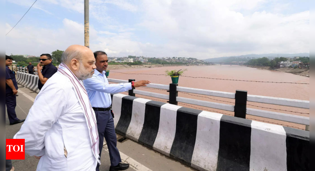 Shah tours flood-hit Jammu, assures assistance from Centre Shah tours flood-hit Jammu, assures assistance from Centre