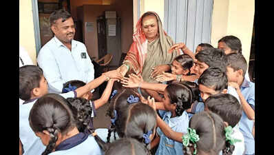 Alms-seeker Rajamma’s donations fuel Ballari pupils’ edu journey