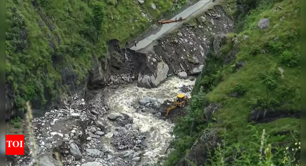 Army roped in to restore road connectivity in Ramban, Doda Army roped in to restore road connectivity in Ramban, Doda