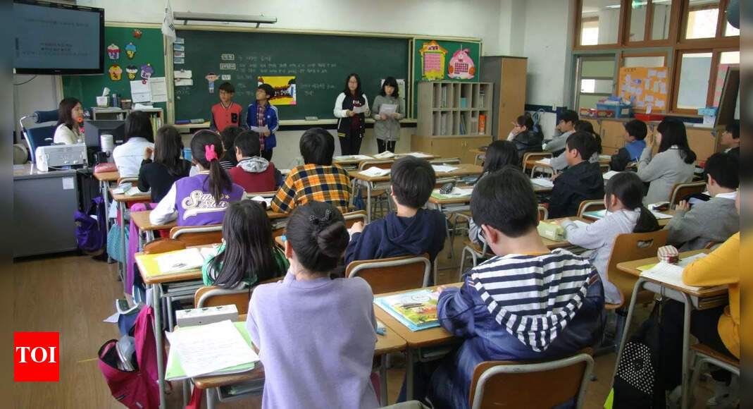 Happy teachers day 2025: Best messages, quotes, wishes and images to share on teachers' day