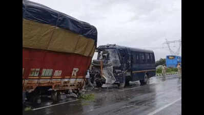 Constable killed, 4 hurt as police bus hits truck in Dausa