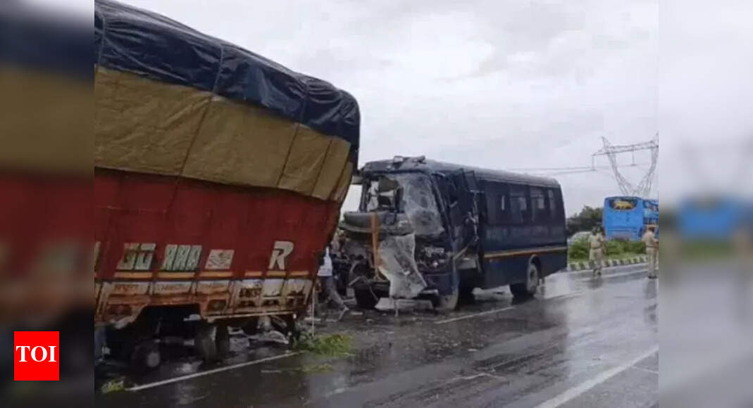 Constable killed, 4 hurt as police bus hits truck in Dausa | Jaipur ...