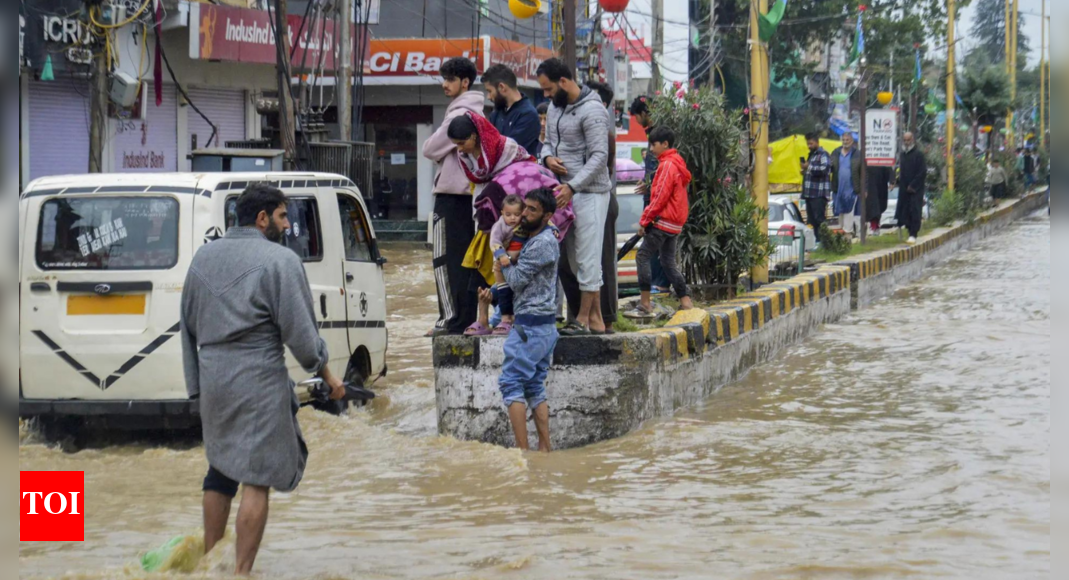 Delhi rains: SpiceJet issues advisory; urges passengers to check flight status Delhi rains: SpiceJet issues advisory; urges passengers to check flight status