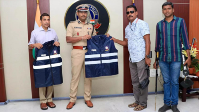 Personnel of city police special units get vests
