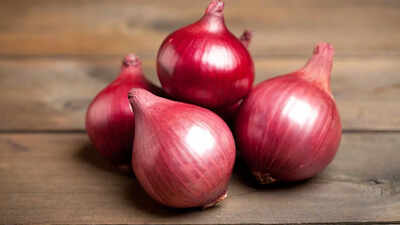 Onion cleaning hack: How to make your windows sparkle naturally in 60 seconds