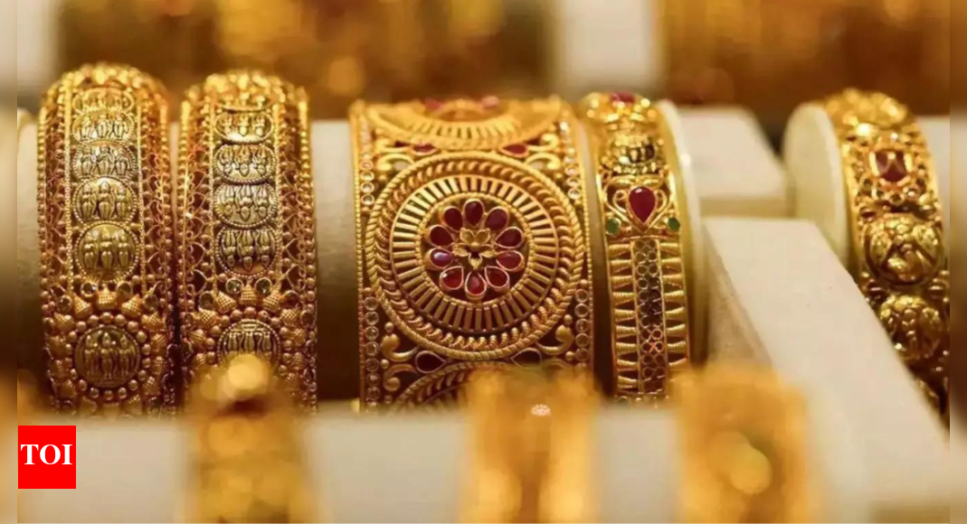 Gold rate today: Prices surge Rs 900 near record high; silver stays flat at Rs 1.25 lakh per kg – The Times of India