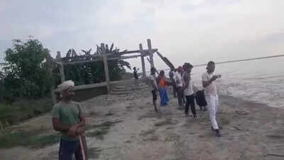 Gandak erosion sweeps away 52 houses in West Champaran village