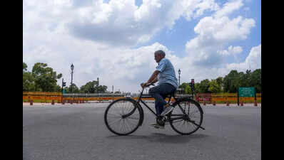 Delhi sees humid day, clear skies with light rain