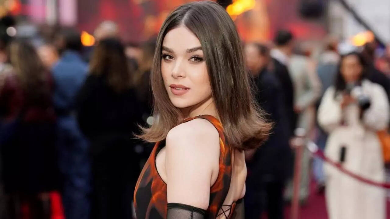Hailee Steinfeld turns Buffalo Bills sidelines into a runway with her gameday style playbook | NFL News - The Times of India