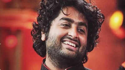 Arijit Singh stuns London crowd with surprise ‘Saiyaara’ performance; Fans cheer for the retro rendition - Watch