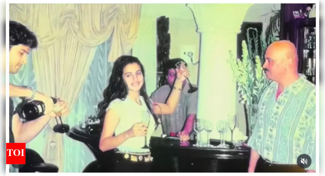 Ameesha shares unseen pics from Kaho Naa... Pyaar Hai days