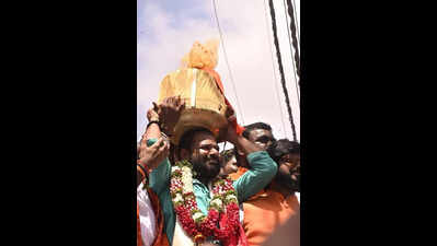Balapur laddu sets new record at Rs 35 lakh