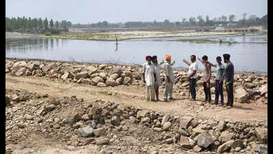 Farmers fear change in Satluj course, block Ropar-Chandigarh highway ...