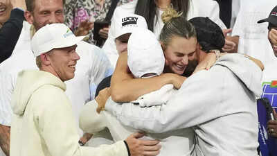  Aryna Sabalenka jumps into the stands, kisses boyfriend Georgios Frangulis after winning US Open