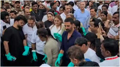 Akshay Kumar joins Juhu beach cleanup post-Ganpati, shares message on public responsibility; ‘Not Just BMC's Responsibility'