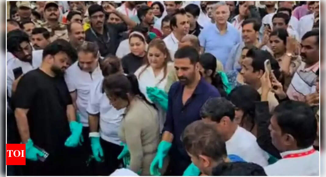 Akshay Kumar joins Juhu beach cleanup post-Ganpati