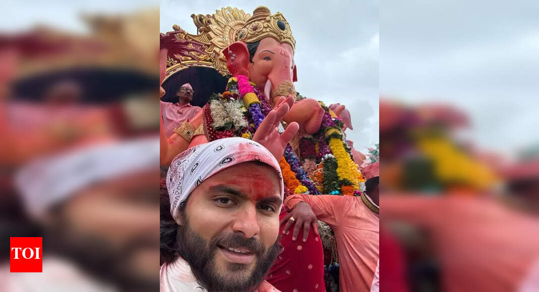 <div>Janhvi's beau shares post post Lalbaugcha Raja Visarjan</div>