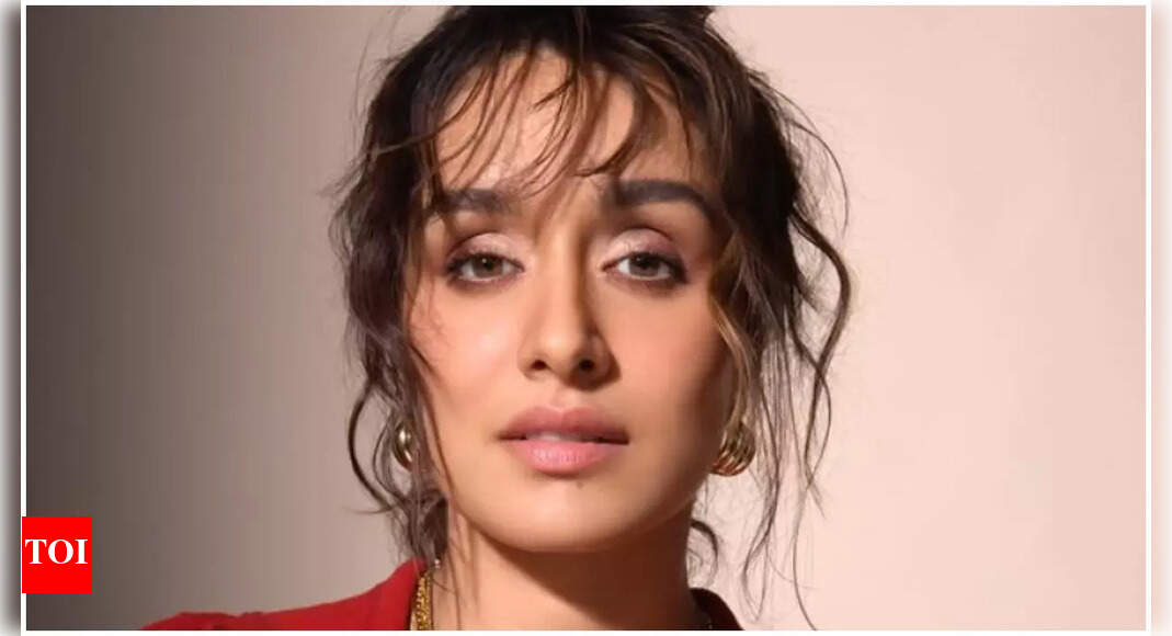 Shraddha Kapoor devours all of 6 'Ukadiche Modak' on Ganpati Visarjan