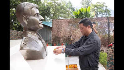Khandu pays tribute to soldiers at Helmet Post War Memorial
