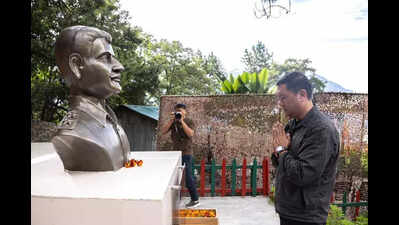 Khandu pays tribute to soldiers at Helmet Post War Memorial
