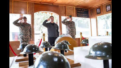 Khandu pays tribute to soldiers at Helmet Post War Memorial