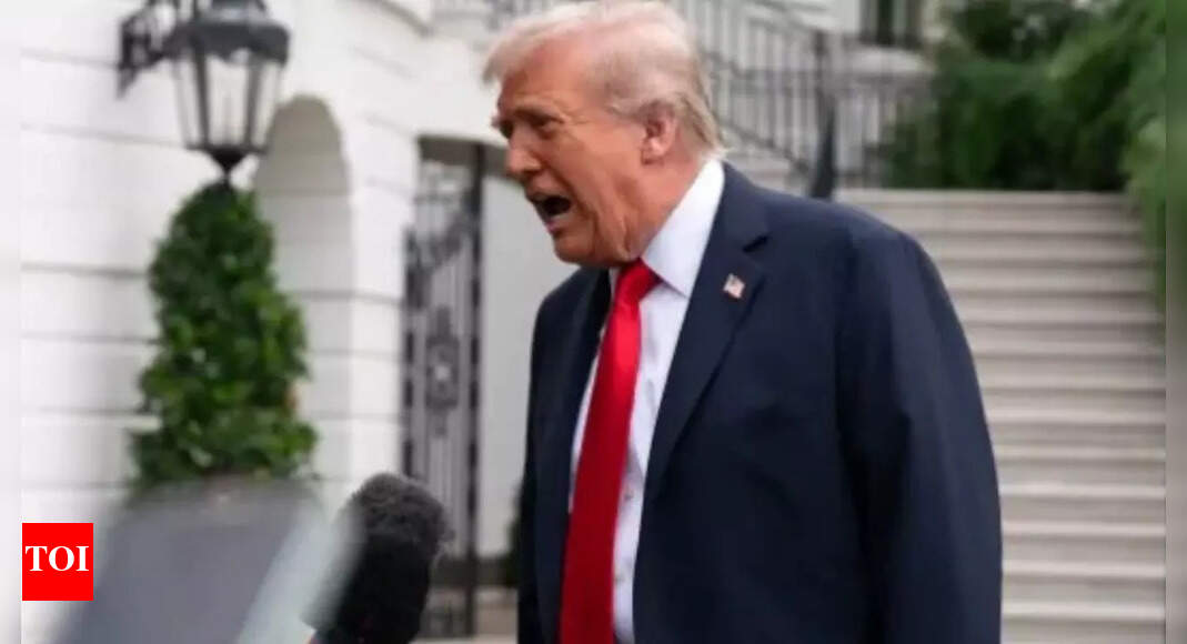 ‘Darling, that’s fake news’: Trump snaps at reporter over question on going to war with Chicago ‘Darling, that’s fake news’: Trump snaps at reporter over question on going to war with Chicago