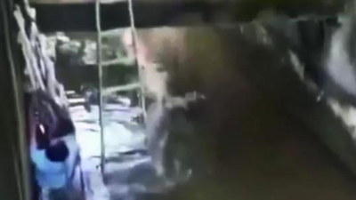  Tea vendor’s daughter falls into 15ft water trap — Veer Singh jumps in, rescues her