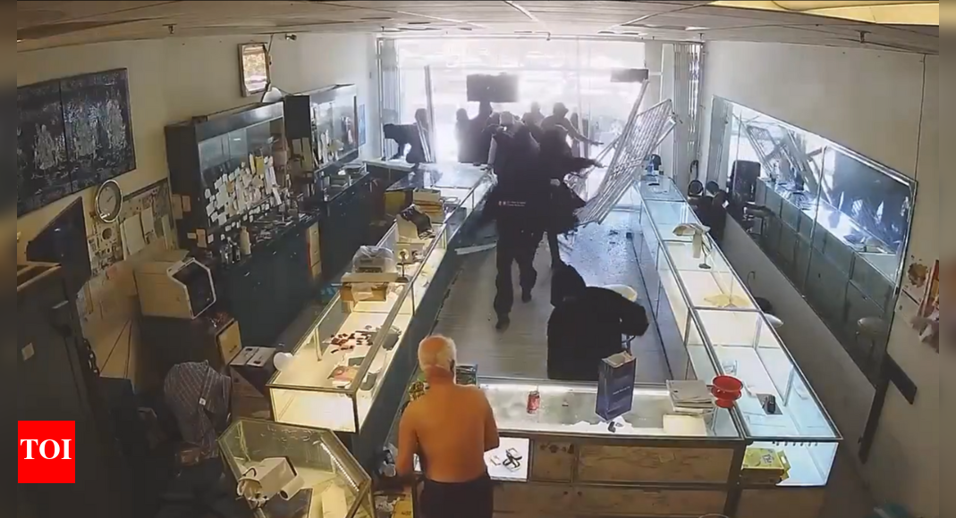 San Jose jewel heist: Car rams into jewellery store, masked mob storms inside - watch San Jose jewel heist: Car rams into jewellery store, masked mob storms inside - watch