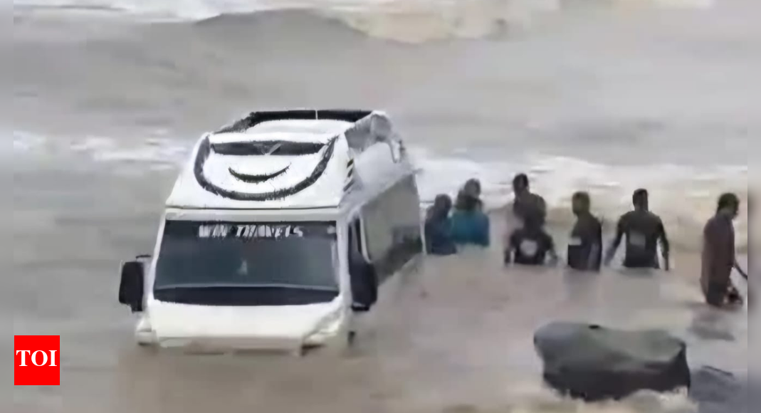 Mumbai: Mini-bus gets trapped at Gorai beach; driver escapes