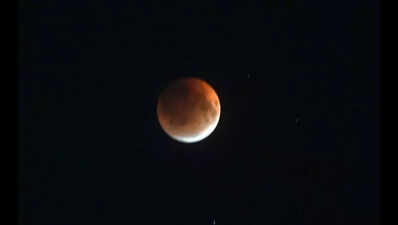 Stunning Celestial Show: Moon Turns Crimson as Rare Blood Moon Lights Up the Night SkyBLOOD MOON