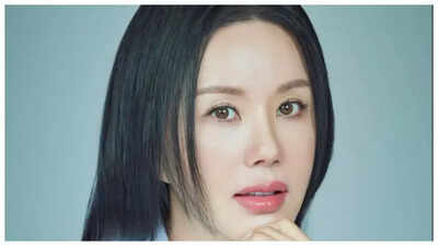 Uhm Jung-hwa says 'endurance era is over', urges entertainers to embrace self-expression