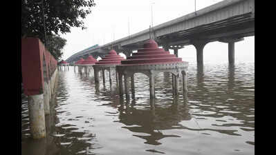 Heavy rain pushes Ganga above danger level in Patna