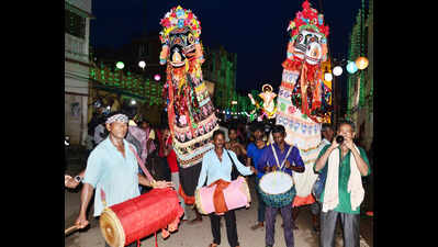 Durga Puja: Traditional dhol and band players thrive as DJs are banned