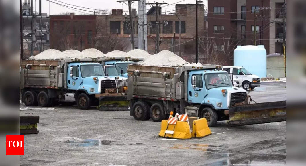 Salt trucks blocking ICE in Chicago? City rejects claim; officials warn federal operations soon