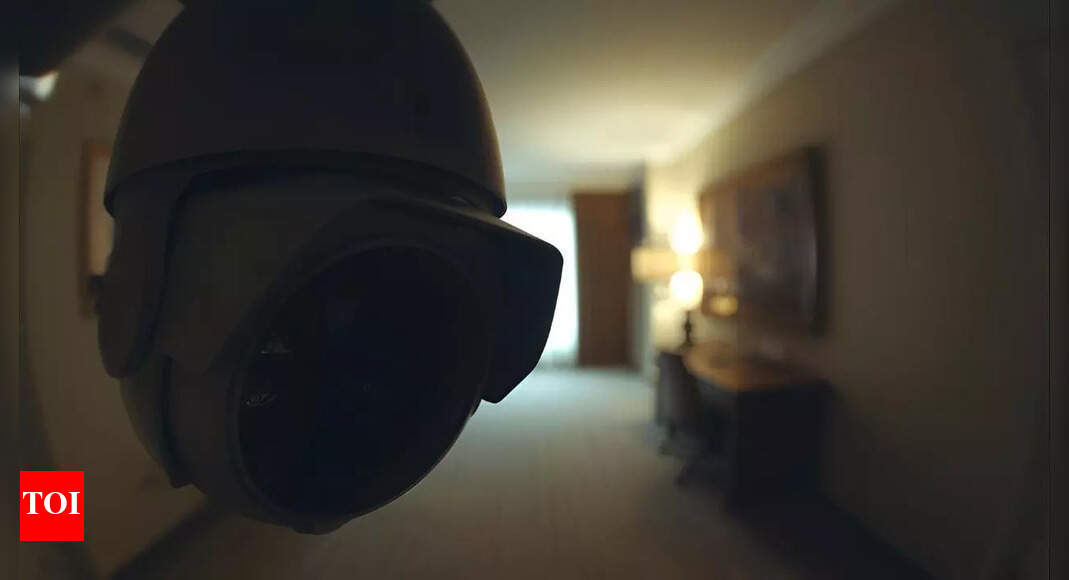 7 simple and effective tricks to detect hidden cameras in a hotel room