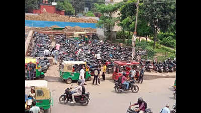 Khagaul-Bihta road construction causes traffic chaos at Danapur railway station