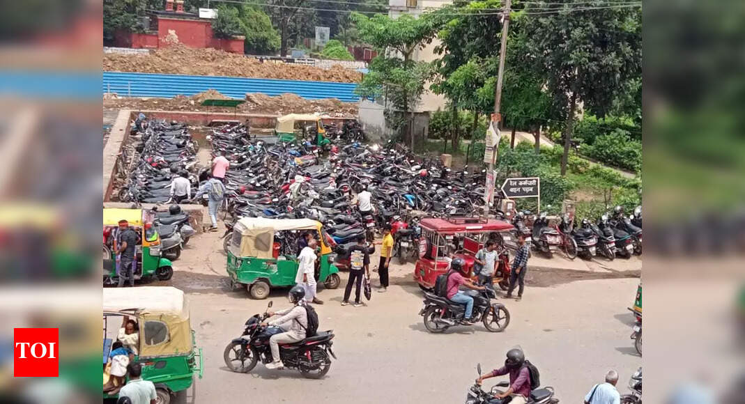 Khagaul-Bihta road construction causes traffic chaos at Danapur railway station
