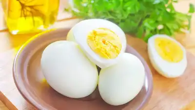 முட்டை இனி சாப்பிட பாதுகாப்பாக இல்லை என்பதற்கான எச்சரிக்கை அறிகுறிகள்