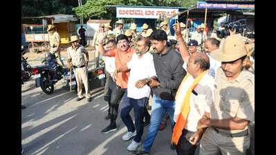 Police foil padayatra attempts to Chamundi, detain activists