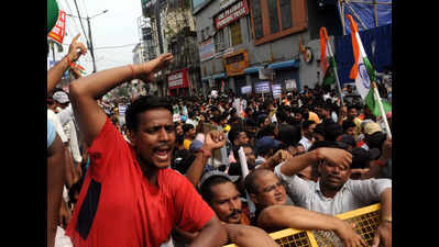 Teacher aspirants demanding vacancy hike baton-charged in Patna