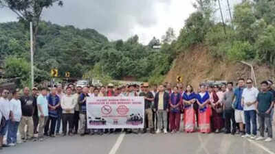 Now, Naga outfit blocks Manipur NH to oppose border fencing