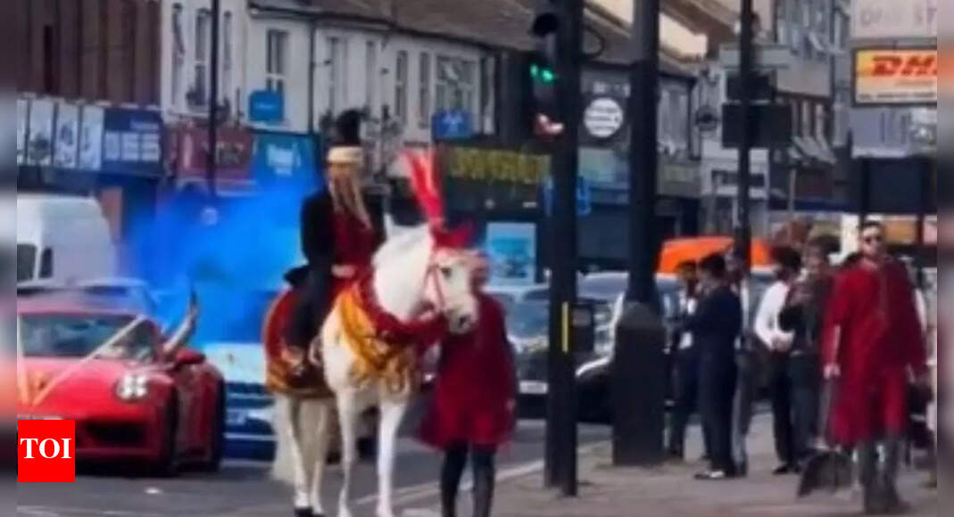 Baraat in London: People stop to watch groom ride decorated horse – Watch Baraat in London: People stop to watch groom ride decorated horse – Watch