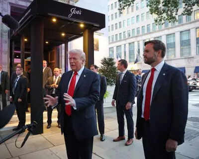 'Hitler de nuestro tiempo': Donald Trump se enfrenta a las protestas contra Israel mientras cena en el restaurante de Washington - Ver